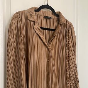 Gold pleated bell-sleeves blouse 💛